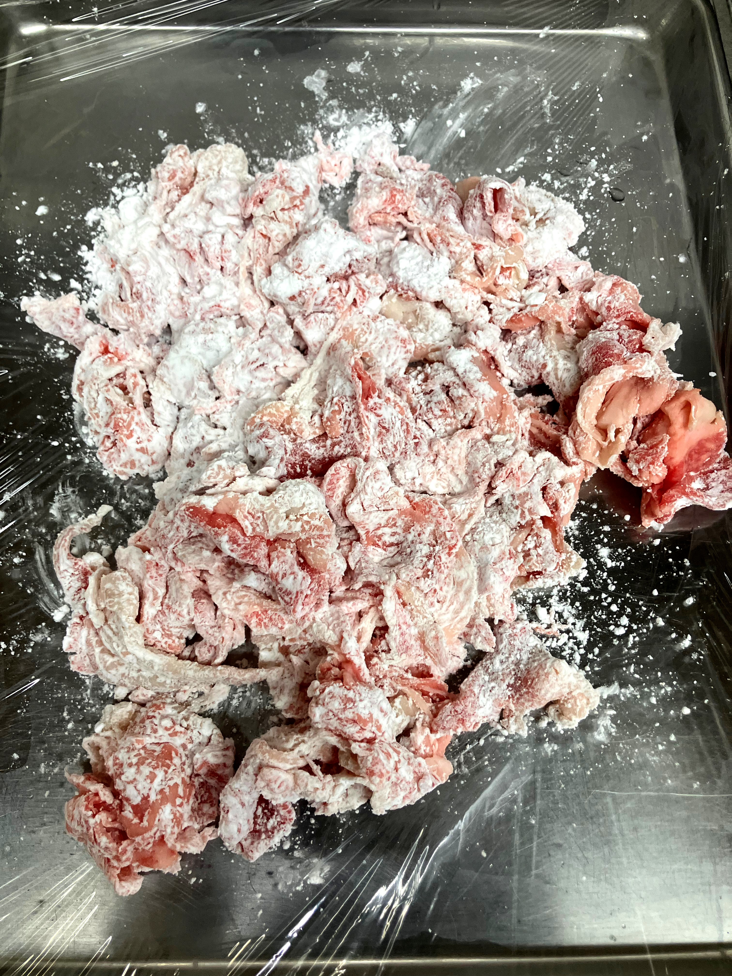 牛こま肉に片栗粉を薄くまぶした状態