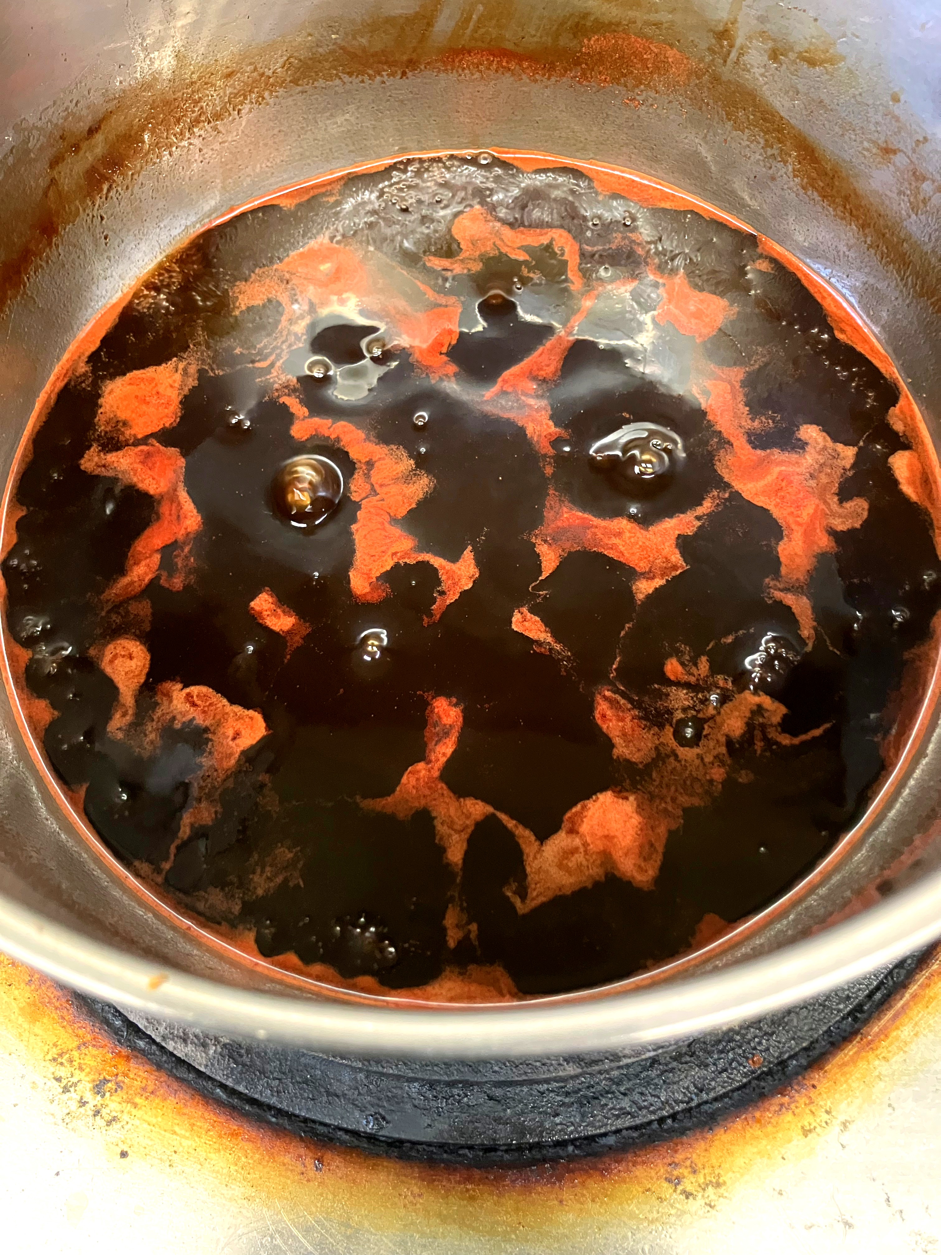 弱火でぐつぐつ煮詰めている自家製BBQソース