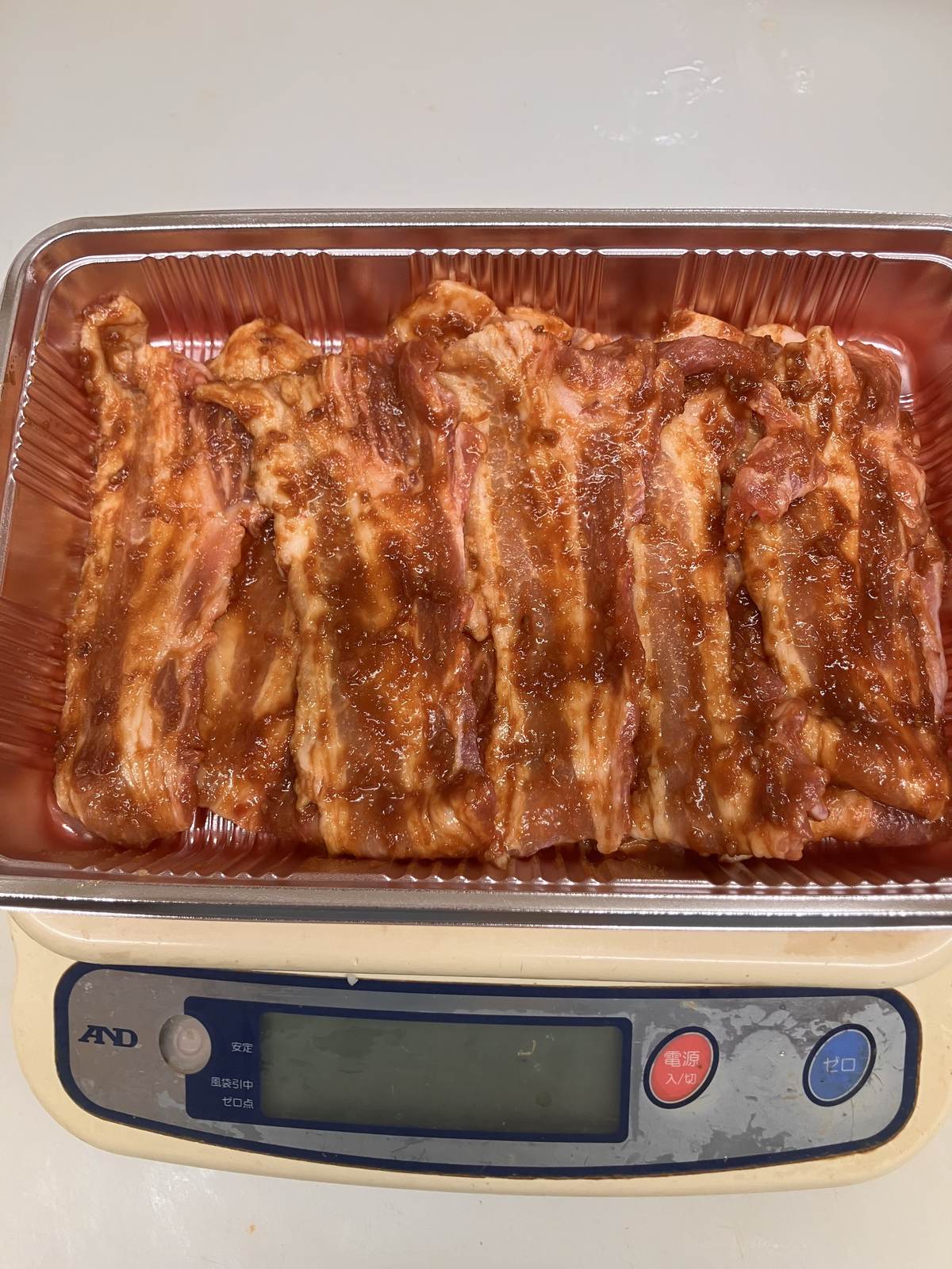 麓山高原豚のバラ味噌漬け実写真、はかりに乗せた計量シーン
