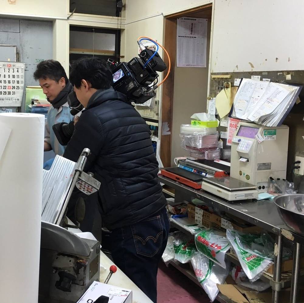 肉の滝沢の厨房でテレビ取材を受けている様子