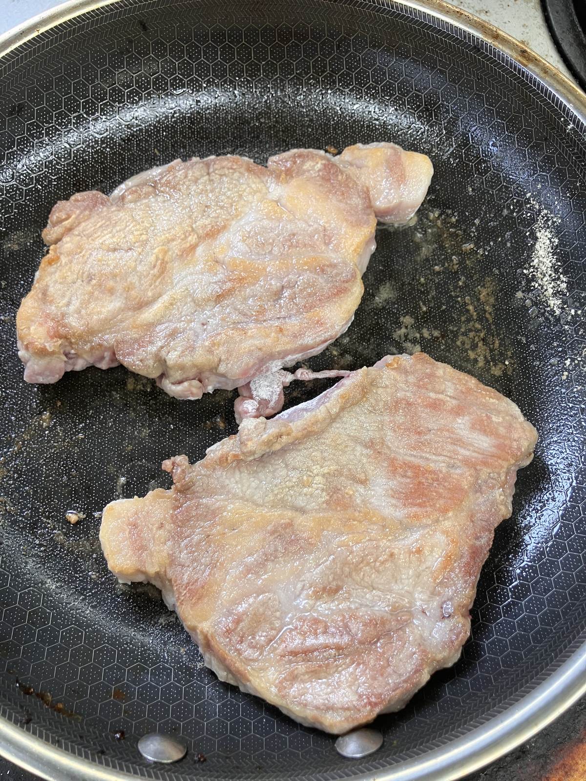 フライパンで焼き色をつける