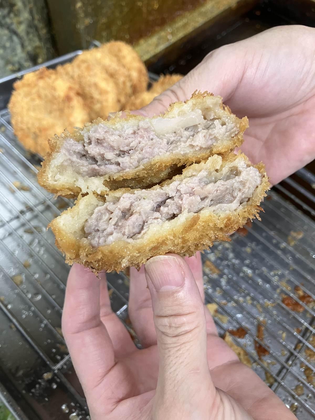 メンチカツの断面、玉ねぎと肉が見える