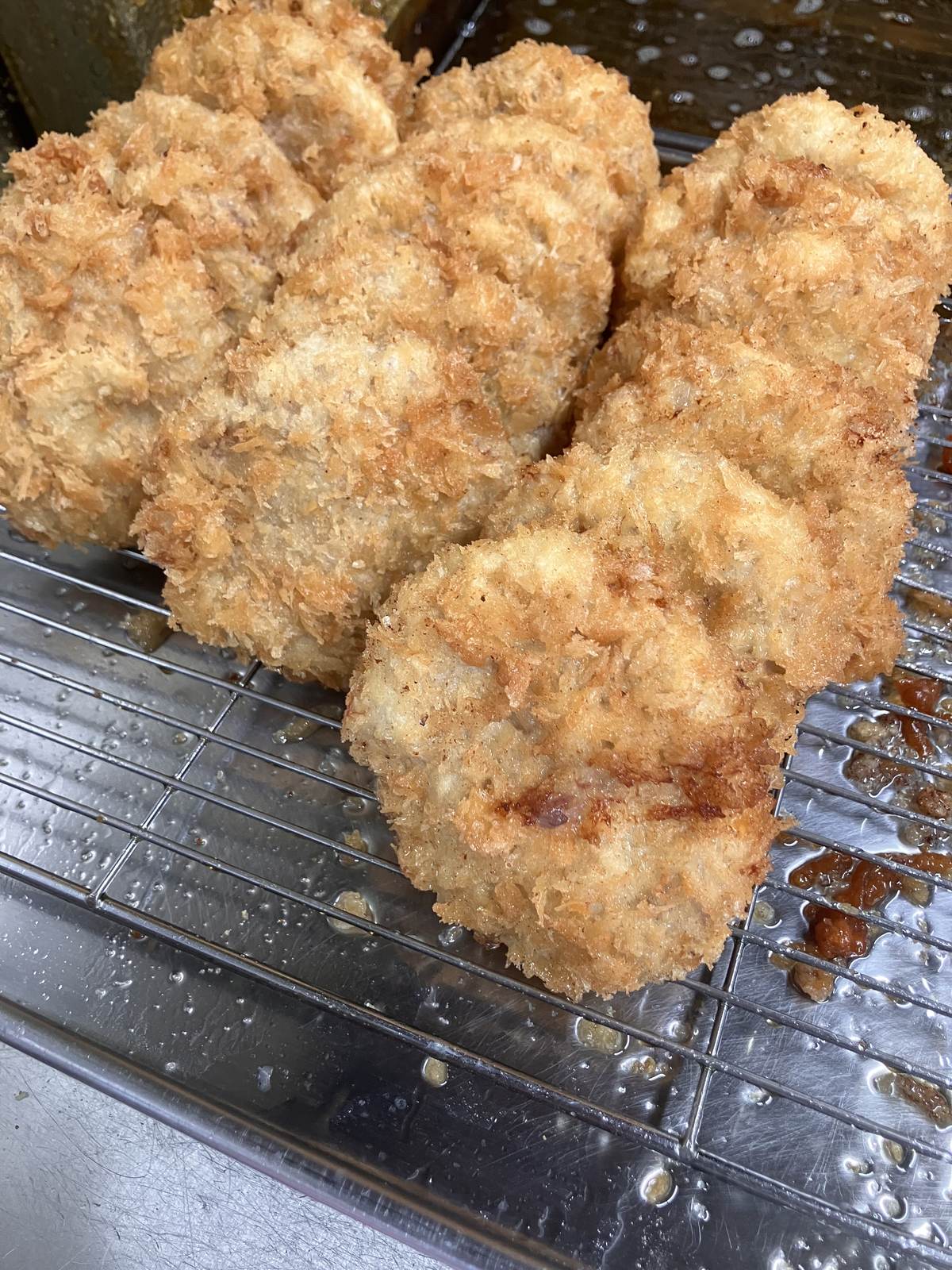揚げたてメンチカツが山盛りになった様子